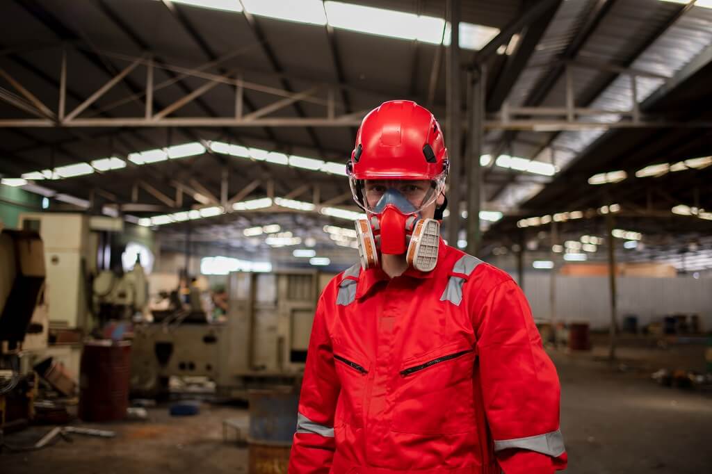 Radnik sa respiratornom maskom u hali