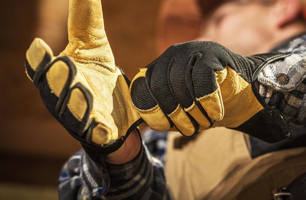 Osoba oblači zaštitne radne rukavice