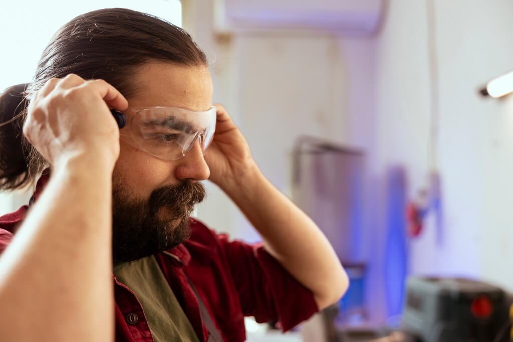 Osoba stavlja zaštitne naočare