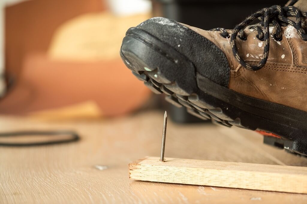 Cipela sa zaštitnim đonom nagazi na ekser