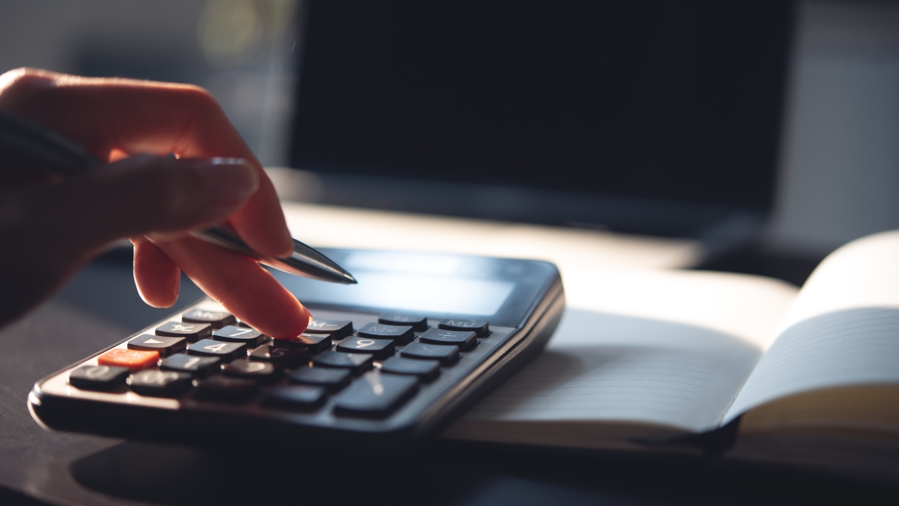 Finansijska kontrola kroz obračun troškova na kalkulatoru uz beleške u svesci