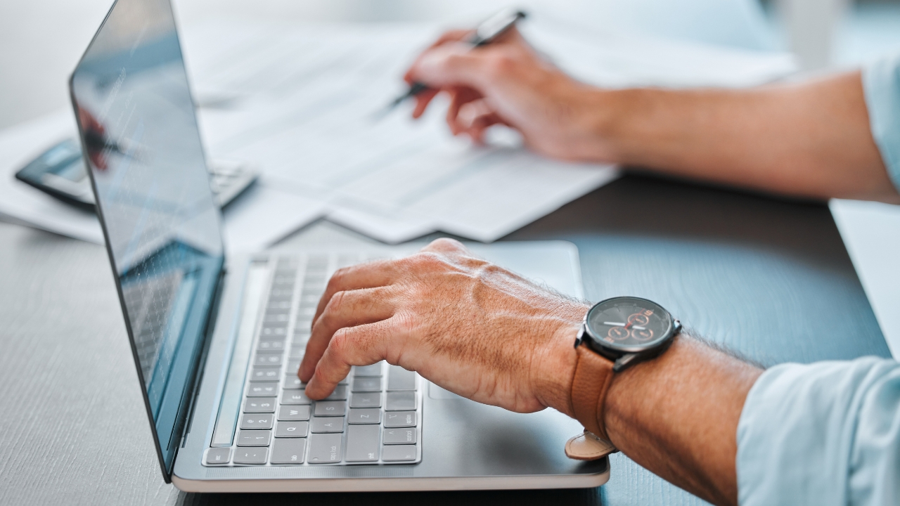 Pregled troškova i analiza podataka na laptopu uz radnu belešku na stolu