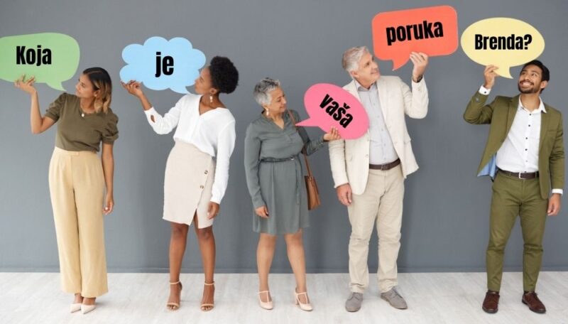 Ljudi drže oblačiće sa pitanjem o poruci brenda kao simbol jasne i prepoznatljive komunikacije