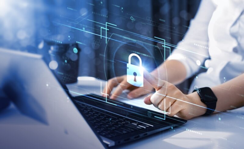 Stručnjak koristi laptop sa prikazom digitalnog katanca kao simbola sajber bezbednosti u industrijskim sistemima