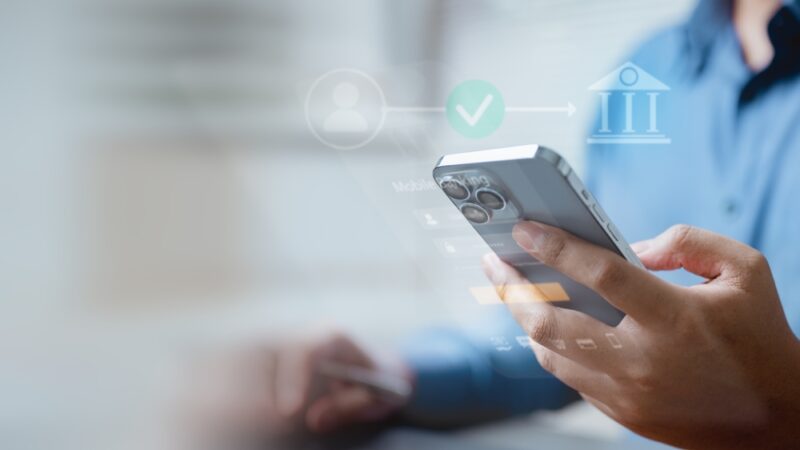 Korišćenje mobilnog bankarstva uz prikaz digitalnih finansijskih usluga i beneficija banke