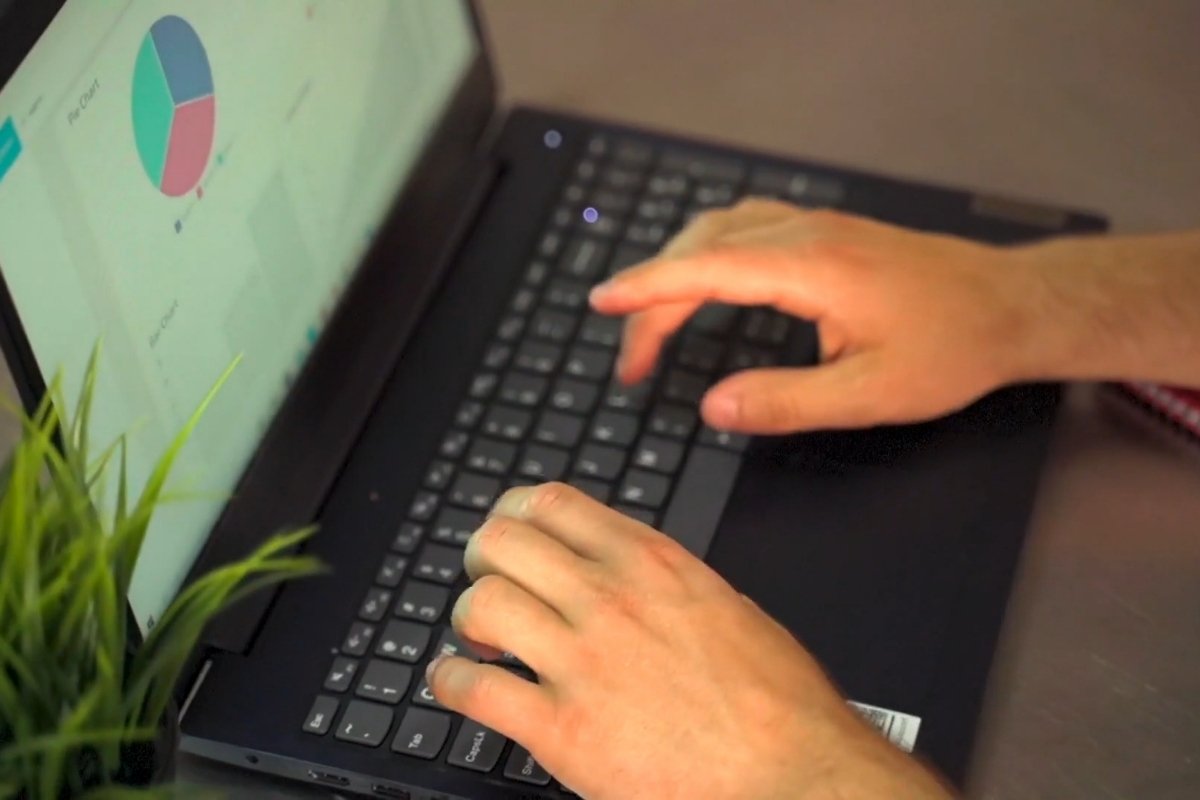 devojka koristi laptop