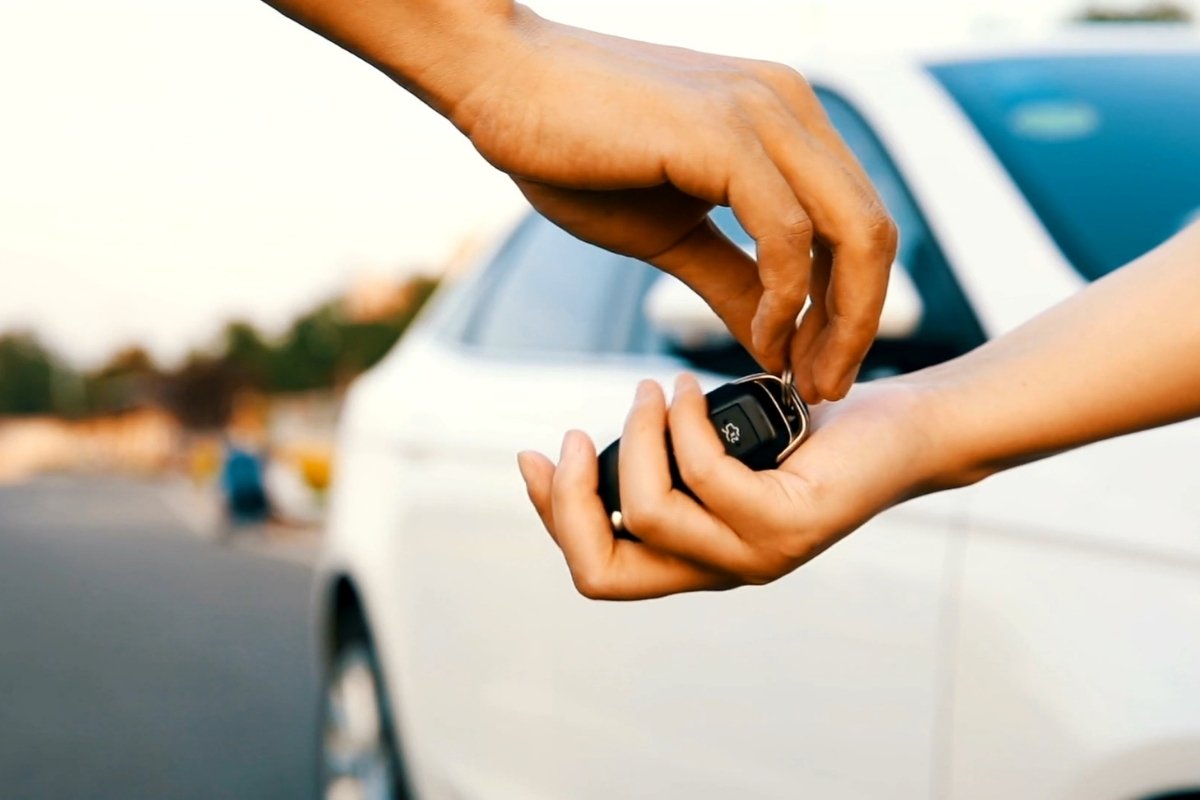 osoba daje ključ od automobila drugoj osobi