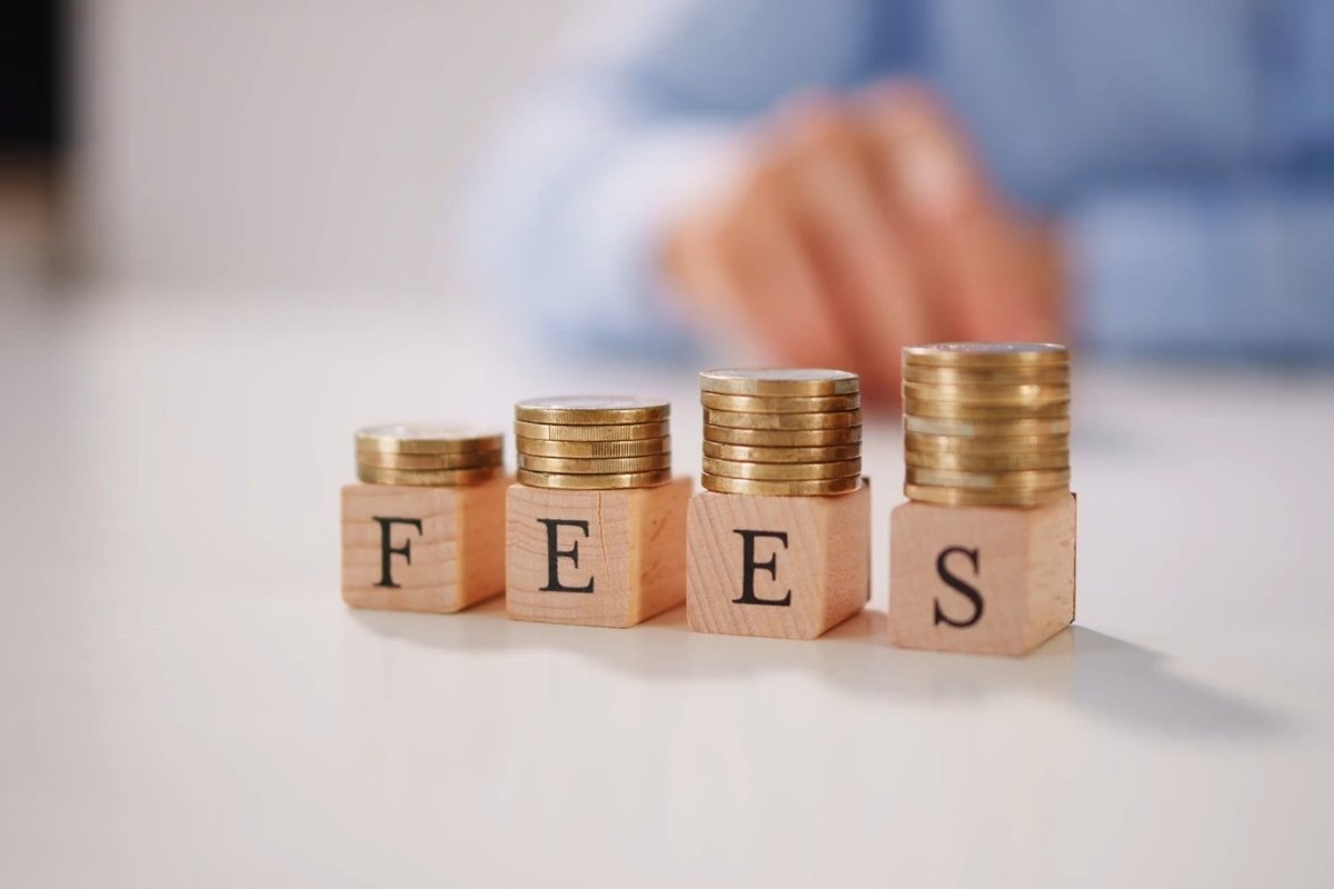 kovanice novca na kockicam na kojima pise fees