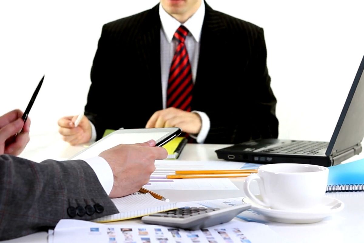 dve osobe pričaju o finansijama
