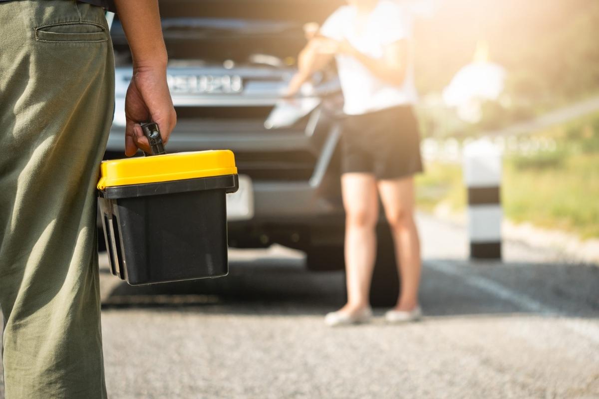 majstor sa alatom dolazi do čoveka kome se pokvario automobil